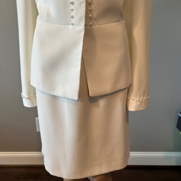 TAHARI 2PC CREAM SKIRT SUIT WITH PEARL TRIMMING ON FRONT AND SLEEVES. - Picture 4 of 7